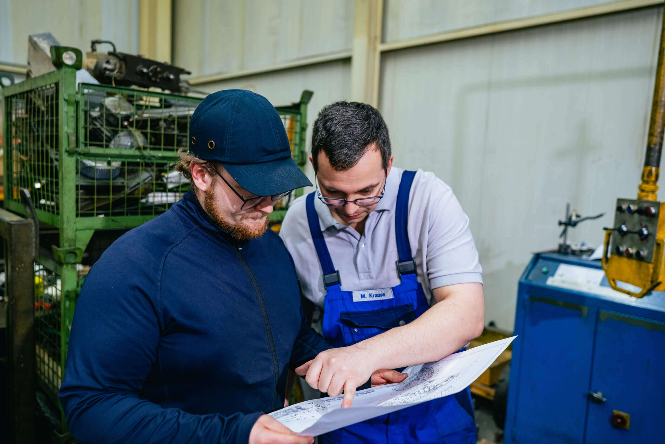 Zwei Mitarbeiter der Eicken Maschinenbau-Service GmbH besprechen technische Unterlagen beim Retroffiting von Werkzeugmaschinen in Aschersleben Bildnachweis: von Startseite