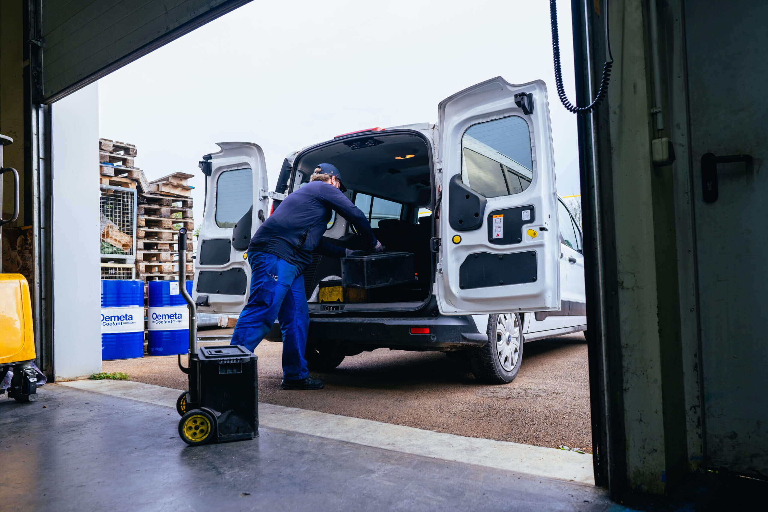 Ein Mitarbeiter der Eicken Maschinenbau-Service GmbH bereitet ein Servicefahrzeug für einen Einsatz zum Retrofitting von Werkzeugmaschinen in Aschersleben vor.