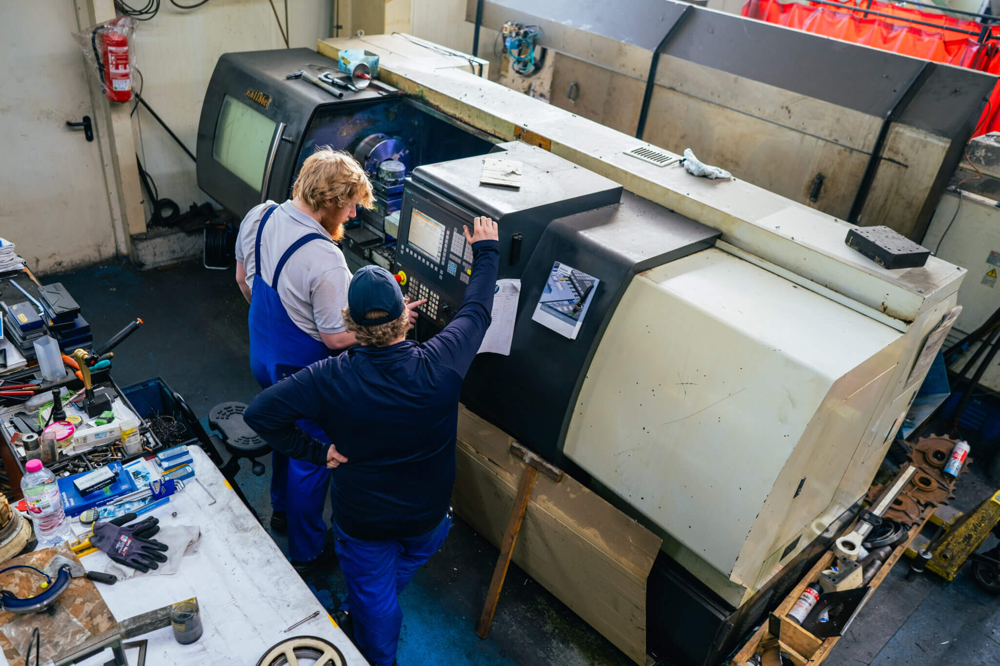 Zwei Mitarbeiter der Eicken Maschinenbau-Service GmbH führen Arbeiten zum Retrofitting von Werkzeugmaschinen in Aschersleben durch.